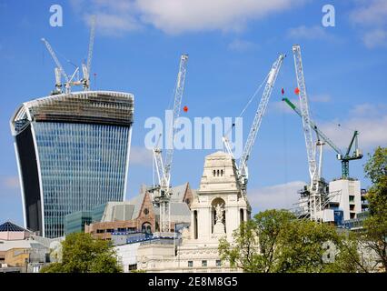 LONDON, ENGLAND, UK - 3. MAI 2014: Blick auf 20 Fenchurch Street Building (Spitzname 'Walkie-Talkie') im Bau und altmodische Gebäude Stockfoto