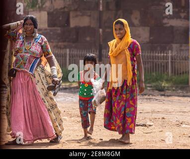 Aihole, Karnataka, Indien - 7. November 2013: Nahaufnahme der Lambani Stammesgroßmutter mit ihrer Tochter und Tochter. Ihr Name ist Shanthabai Ratod. Stockfoto