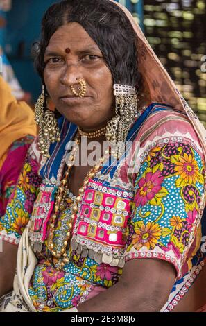 Aihole, Karnataka, Indien - 7. November 2013: Nahaufnahme von Brust und Gesichts der Lambani Stammesgroßmutter Shanthabai Ratod. Bunte Kleidung und viel Stockfoto