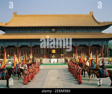 China, Provinz Guandong, Zhuhai, Palast des neuen Yuan Ming, Nachstellung des Kaisers beim Aufstieg auf den Thron Stockfoto