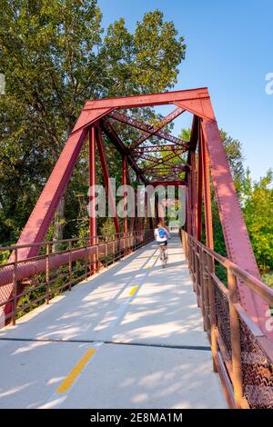 Der Fahrradfahrer fährt über eine Brücke auf Boise’s Grüngürtel Stockfoto