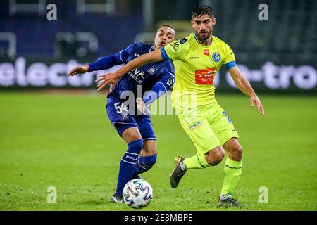 BRÜSSEL, BELGIEN - JANUAR 31: Killian Sardella von RSC Anderlecht, Milad Mohammadi von KAA Gent während des Pro League-Spiels zwischen RSC Anderlecht und Stockfoto