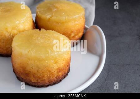 Hausgemachte Ananas auf dem Kopf Kuchen Stockfoto