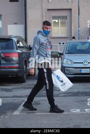 Serie A Fußballligaspiel zwischen Atalanta und Latium, nach Spiel Fußballspieler Matteo Ruggeri zu Fuß in der Straße vor dem 'Gebisstadion' Stockfoto