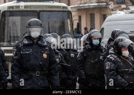 Moskau, Russland. 31. Januar 2021 Riot Polizei stand Wache während eines unerlaubten Protestes zur Unterstützung des inhaftierten Oppositionellen Alexej Nawalny in der Nähe der Matrosskaya Tishina vor-Prozess-Haftanstalt, wo Nawalny gehalten wird Stockfoto