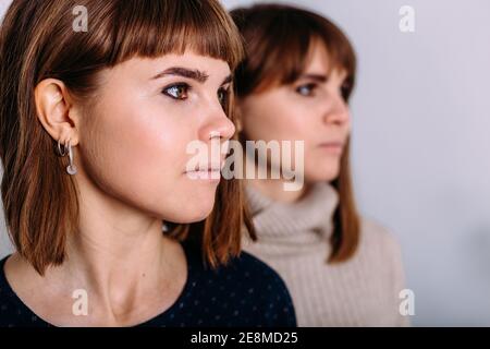 Zwei junge Frauen Zwillinge Schwestern Stockfoto