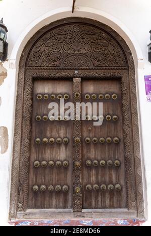 Alte, herkömmliche Türen. Stone Town, Sansibar, Tansania. Stockfoto