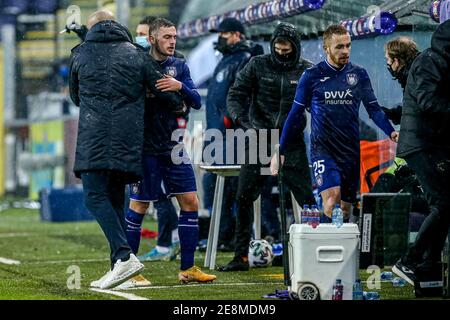 BRÜSSEL, BELGIEN - JANUAR 31: Jacob Bruun Larsen von RSC Anderlecht, Cheftrainer Vincent Kompany von RSC Anderlecht, Adrien Trebel von RSC Anderlecht du Stockfoto