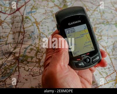 Norwich, Norfolk, Großbritannien – Dezember 24 2020. Ein illustratives redaktionelles Foto eines nicht identifizierbaren Menschen, der ein Garmin Edge 705 GPS-Gerät hält Stockfoto