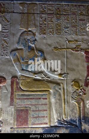 Bas Reliefschnitzerei des altägyptischen gottes Amun. Blau mit Kopfschmuck aus Straußenfedern. Mauer des Abydos-Tempels, in der Nähe von el Balyana, Ägypten Stockfoto