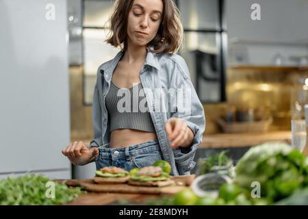 Glückliche schlanke Frau zeigt ihr Gewicht zu verlieren Stockfoto