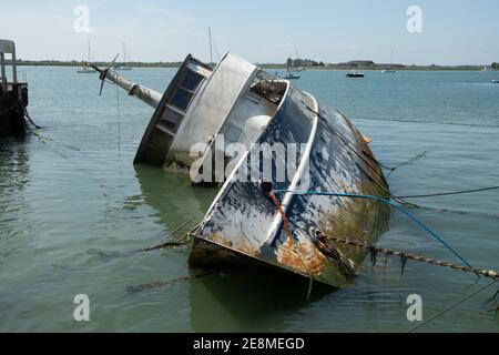 Versunkenes Boot nach einem Sturm am Kai in Burnham auf Crouch, Maldon, Essex Stockfoto