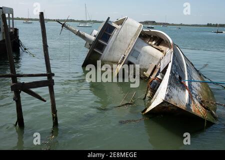 Versunkenes Boot nach einem Sturm am Kai in Burnham auf Crouch, Maldon, Essex Stockfoto