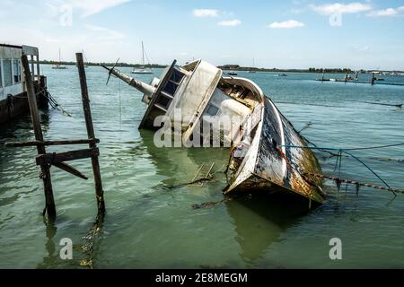 Versunkenes Boot nach einem Sturm am Kai in Burnham auf Crouch, Maldon, Essex Stockfoto