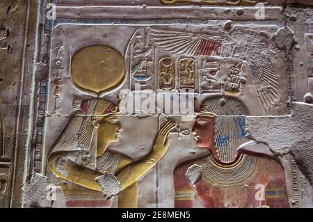 Altägyptisches Flachrelief, das die Göttin Hathor zeigt, die das heilige ankh-Kreuz auf das Gesicht des Pharao Seti legt. Abydos Tempel, el Balyana, Ägypten, Ancient Stockfoto