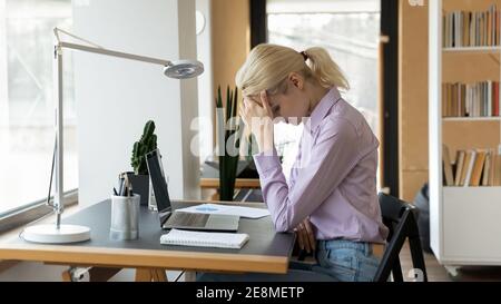 Müde weibliche Büroangestellte Gefühl Stress während der Arbeit Stockfoto