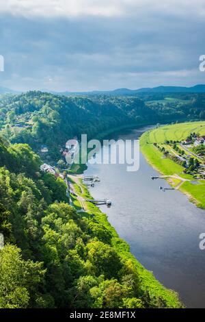 Panorama der Bastei-Brücke, Elbe und Kleinstadt Kurort Rathen am Bastei-Sandsteingebirge, Sachsen, Deutschland Stockfoto