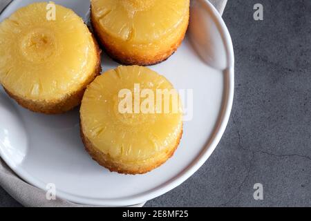Hausgemachte Ananas auf dem Kopf Kuchen Stockfoto