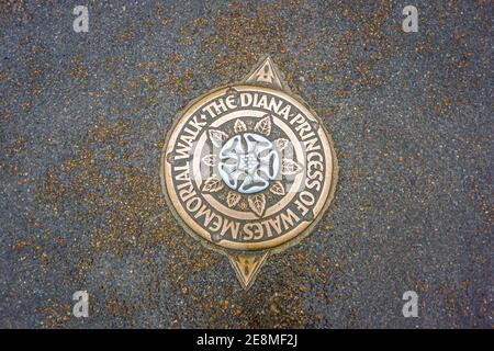 Schild auf dem Boden, das die Richtung des Princess Diana Memorial Walk im Hyde Park, London, UK, markiert Stockfoto