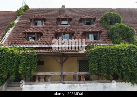 Altes Holzhaus mit Ziegeldach. Parnu, Estland, Europa Stockfoto