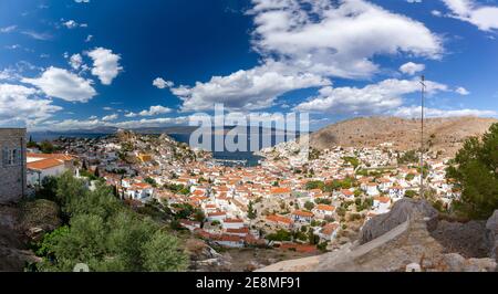 Hydra Island, Griechenland. Panoramablick auf die einzige Siedlung der Insel, auch Hydra genannt. Stockfoto