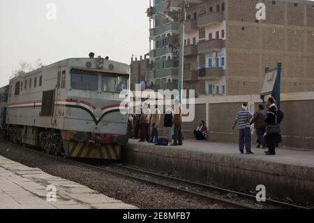 EL BALYANA, SOHAG, ÄGYPTEN - 8. JANUAR: Passagiere warten auf den Zug nach Kairo am 8. Januar 2012. Der Eisenbahndienst bietet lebenswichtigen Verkehr, aber ist Stockfoto