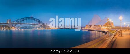 Eine weite Vordämmerung Sommerpanorama Dämmerung Stadtbild Skyline Blick auf den ikonischen Sydney Hafen in NSW. Stockfoto