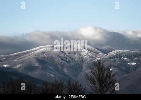 Verschneite Landschaft. Toskana, Italien. Stockfoto