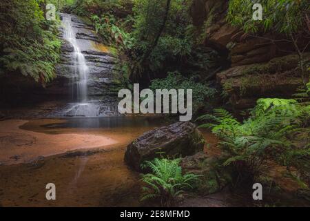 In Katoomba, Blue Mountains National Park, NSW, Australien, bilden Gordon Creeks den natürlichen Pool des Siloam Wasserfalls. Stockfoto