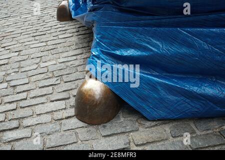 New York, New York, USA. Januar 2021. Charging Bull, manchmal auch als Wall Street Bull oder Bowling Green Bull bezeichnet, wird von einer blauen Plane bedeckt und am 31. Januar 2021 in New York von Polizeibarrieren umgeben. Quelle: Bryan Smith/ZUMA Wire/Alamy Live News Stockfoto