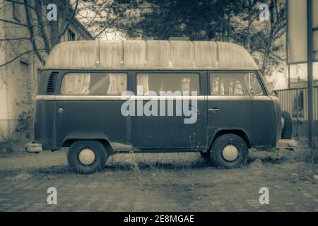 Das Original: Der VW Bus − oder auch liebevoll 'Bulli' genannt − ist seit 70 Jahren der optimale Begleiter für die unterschiedlichen Anforderungen. Stockfoto