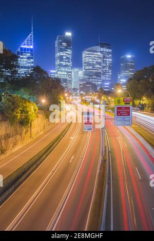 Sommer Nacht Stadtbild Blick auf die Autobahn M1 und Ost Distributor und Downtown Sydney Central Business District (CBD) City Skyline Von Art Galle Stockfoto