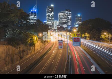 Sommer Nacht Stadtbild Blick auf die Autobahn M1 und Ost Distributor und Downtown Sydney Central Business District (CBD) City Skyline Von Art Galle Stockfoto