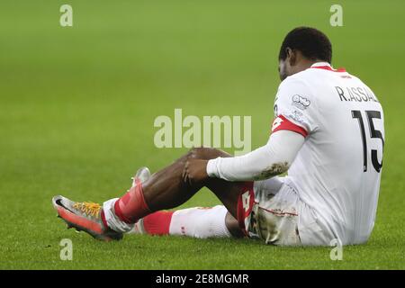 Villeneuve D'Ascq, Frankreich. Januar 2021. Dijon FCO Midfield ROGER ASSALE in Aktion während der französischen Meisterschaft Fußball Ligue 1 Uber isst Lille gegen Dijon FCO im Pierre Mauroy Stadion - Villeneuve d'Ascq.Dritte Welle von COVID-19 in Frankreich : Die französische Regierung hat eine Ausgangssperre um 18.00 Uhr beschlossen, sowie alle Sportveranstaltungen werden ohne Zuschauer gespielt werden, bis auf weiteres.Lille OSC gewann 1:0 Credit: Pierre Stevenin/ZUMA Wire/Alamy Live News Stockfoto