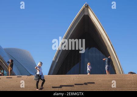 Sydney, Australien - Januar 4 2018: Touristen und Besucher fotografieren die Stufen vor der einzigartigen und modernen Architektur des legendären Sydney Stockfoto