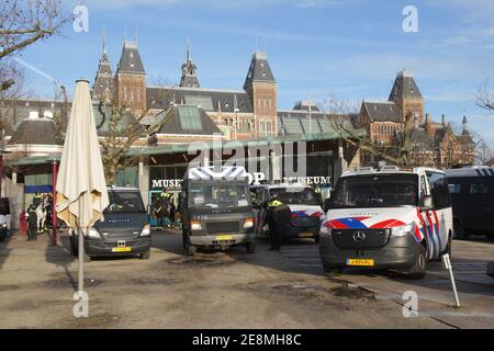Die niederländische Anti-Riot-Polizei steht während der Zeit vor dem Rijksmuseum Eine illegale Demonstration am Museumplein inmitten der Coronavirus-Pandemie Januar Stockfoto