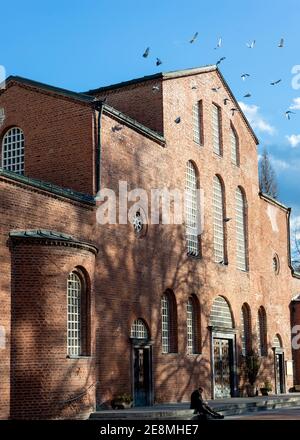 Ein Mann, der vor dem 4. Jahrhundert St. Sophia oder St. Sofia Ost-orthodoxe Kirche und Basilika in Sofia Bulgarien Osteuropa EU sitzt Stockfoto