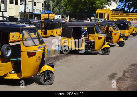 Madurai, Tamil Nadu, Indien - Januar 2017: Auto-Rikschas auf Parkplatz vor dem Bahnhof Madurai Junction geparkt. Gelbes Tuk-Tuk-Taxi wai Stockfoto