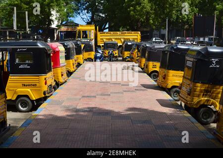 Madurai, Tamil Nadu, Indien - Januar 2017: Auto-Rikschas auf Parkplatz vor dem Bahnhof Madurai Junction geparkt. Gelbes Tuk-Tuk-Taxi par Stockfoto