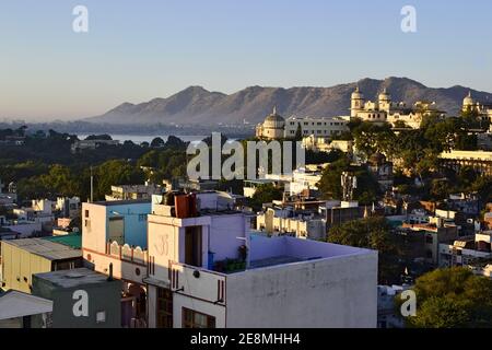 Udaipur, Rajasthan, Indien - Dezember, 2016: Blick von einem Dach auf die Stadt Udaipur Palast und Altstadt am Morgen auf einem Hintergrund des Sees Pichola Stockfoto