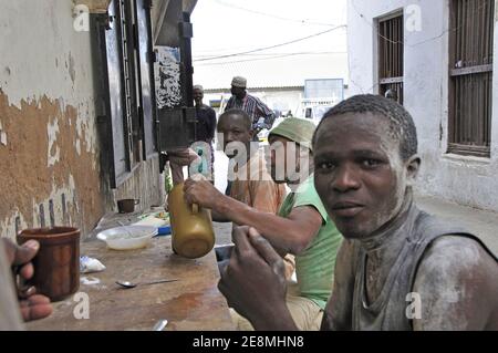 Kenia: Straße - Arbeitnehmer mit einem Kaffee-Pause in den Straßen von Mombasa Stockfoto