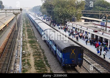 Neu-Delhi, Indien - Dezember, 2016: Menschenmenge auf Bahnsteig auf Bahnhof und Personenzug auf Schienen. Bahnhof Sarai Rohilla Stockfoto