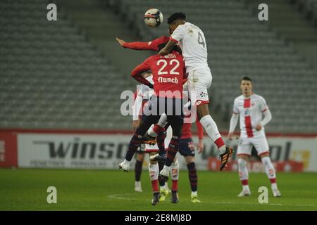 Villeneuve D'Ascq, Frankreich. Januar 2021. Lille Stürmer TIMOTHY WEAH in Aktion während der französischen Meisterschaft Fußball Ligue 1 Uber isst Lille gegen Dijon FCO im Pierre Mauroy Stadion - Villeneuve d'Ascq.Dritte Welle von COVID-19 in Frankreich : Die französische Regierung hat eine Ausgangssperre um 18.00 Uhr beschlossen, sowie alle Sportveranstaltungen werden ohne Zuschauer gespielt werden, bis auf weiteres.Lille OSC gewann 1:0 Credit: Pierre Stevenin/ZUMA Wire/Alamy Live News Stockfoto