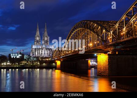 Blaue Stunde in Köln mit beleuchteten Dom Stockfoto