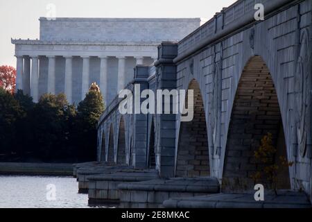 Das Lincoln Memorial und die Arlington Memorial Bridge, die sich vom Mount Vernon Trail über den Potomac River bis nach Washington DC erstrecken Stockfoto