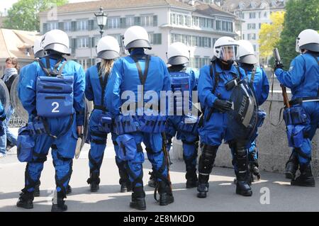 Zürich-City: Die Polizei blockiert die Straße/Brücke am Tag der Arbeit am 1. Mai im Grossminster Stockfoto