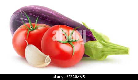 Isoliertes Gemüse. Rohe Auberginen, Tomaten und ein Stück Knoblauch isoliert auf weißem Hintergrund Stockfoto