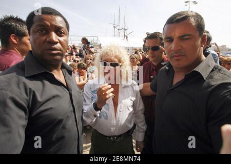 Der französische Sänger Michel Polnareff winkt am 3. Juli 2007 bei der Feier seines 63. Geburtstages in Marseille, Frankreich, der Menge zu. Foto von Pascal Parrot/ABACAPRESS.COM Stockfoto