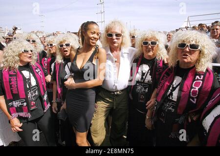 Der französische Sänger Michel Polnareff winkt neben seiner Freundin Daniella und seinen Fans bei der Feier seines 63. Geburtstages am 3. Juli 2007 in Marseille, Frankreich. Foto von Pascal Parrot/ABACAPRESS.COM Stockfoto