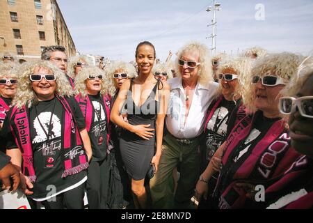 Der französische Sänger Michel Polnareff winkt neben seiner Freundin Daniella und seinen Fans bei der Feier seines 63. Geburtstages am 3. Juli 2007 in Marseille, Frankreich. Foto von Pascal Parrot/ABACAPRESS.COM Stockfoto